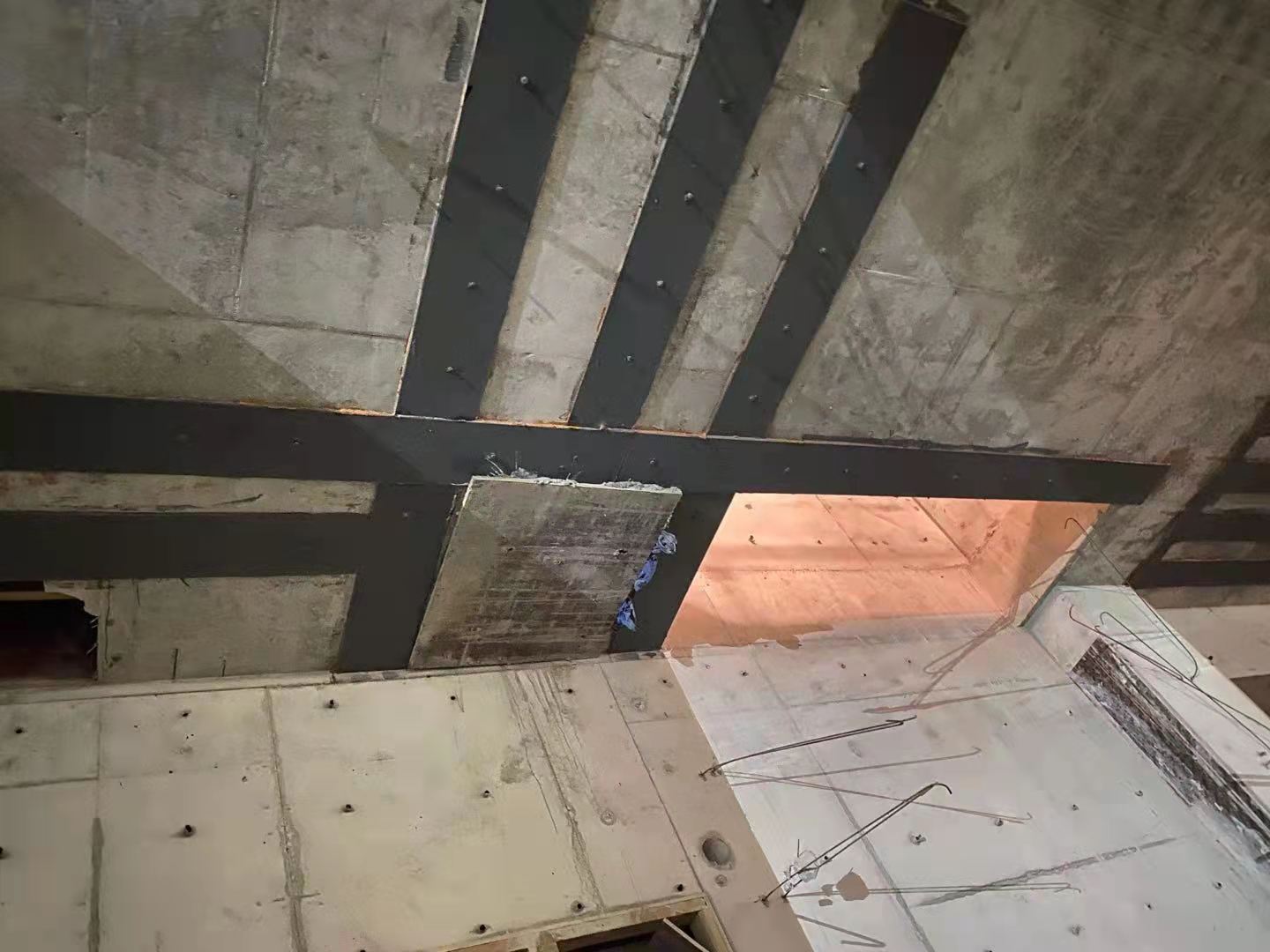 西藏楼板开洞用粘钢加固还是碳纤维布加固